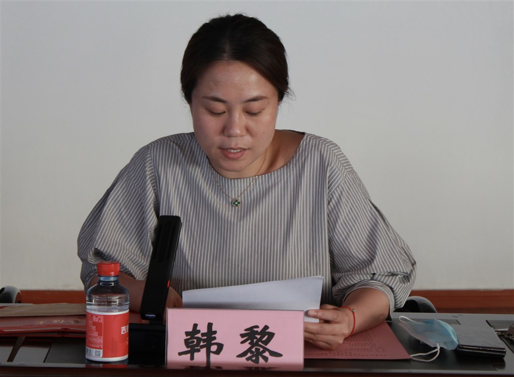 5韓黎副校長宣讀《關于表彰2022年度優(yōu)秀教師、輔導員及先進教育工作者的決定》.JPG