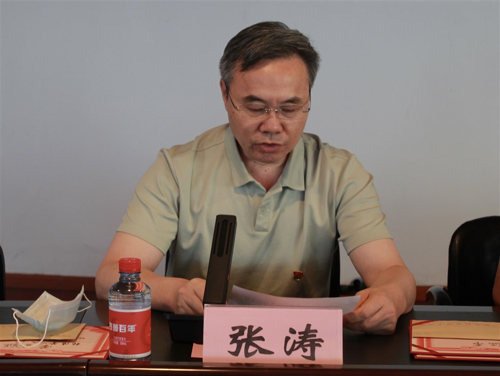 6張濤副校長宣讀《關于表彰2022年度優(yōu)秀共產(chǎn)黨員的決定》.JPG