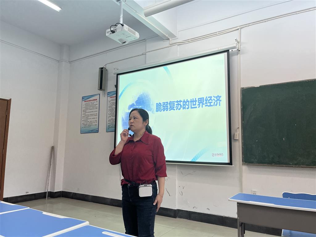 副校長桑莉琳為學生講授”世界經(jīng)濟“主題思政課.png