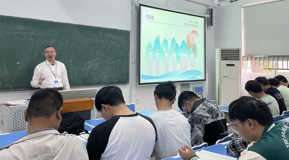 張濤副校長講授專題《賡續(xù)歷史文脈，譜寫當(dāng)代華章》.jpg