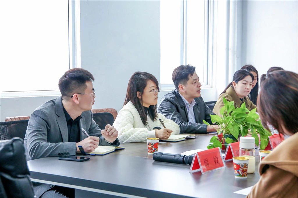 圖5：參會(huì)領(lǐng)導(dǎo)（左起：公司總經(jīng)理李宗澤、金壇人社局科長(zhǎng)居?jì)I娟、人社局副局長(zhǎng)王洪俊、東城街道郝雅夢(mèng)書(shū)記）.jpg
