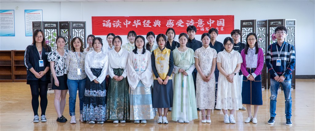 評委專家、指導教師與全體同學合影留念.jpg