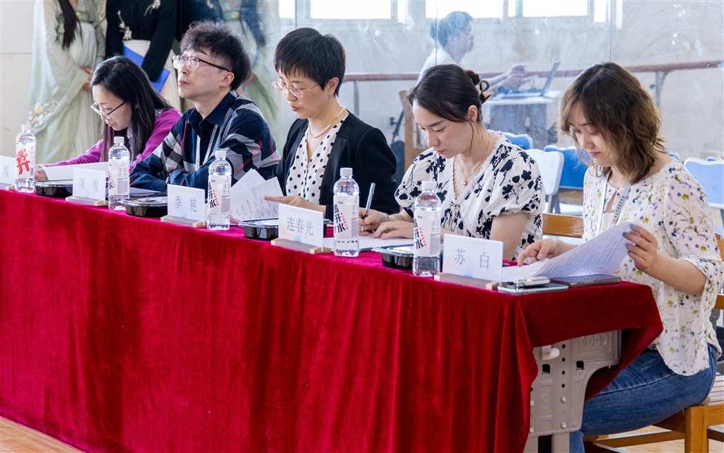 1 學工處處長 季艷、教務處副處長連春光、人文基礎學院副院長屠俊等到場任評委.jpg