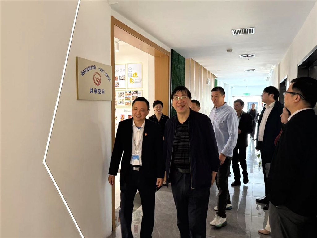 7參觀一站式學生社區(qū)1.jpg