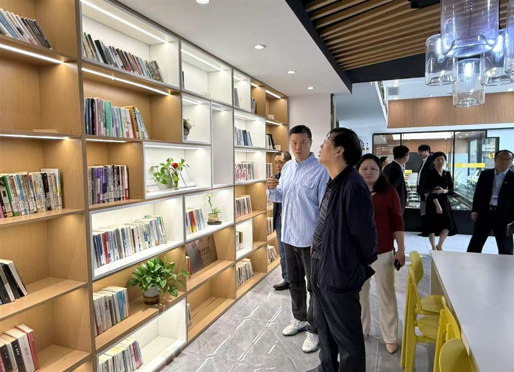 7參觀一站式學生社區(qū)4.jpg