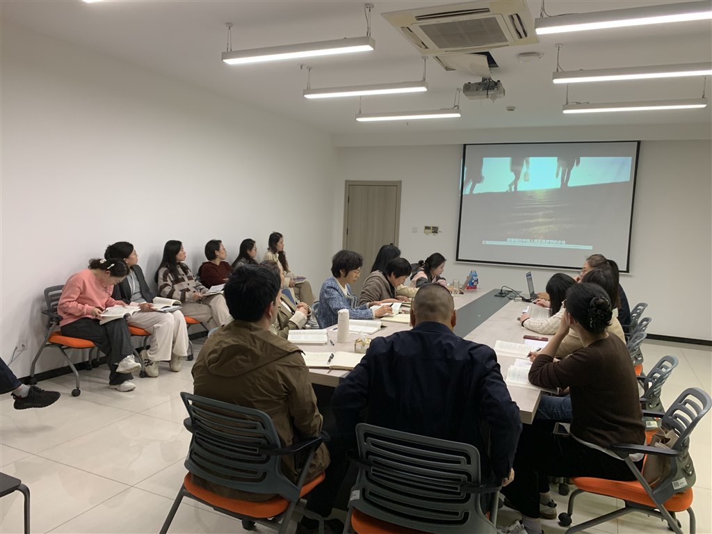 建東馬院和常州機電學(xué)院德法、毛中特教研室老師集體備課現(xiàn)場.jpg