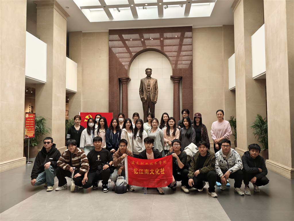 2在秋白雕像前.jpg