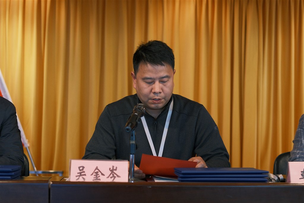 吳金岑主持.jpg