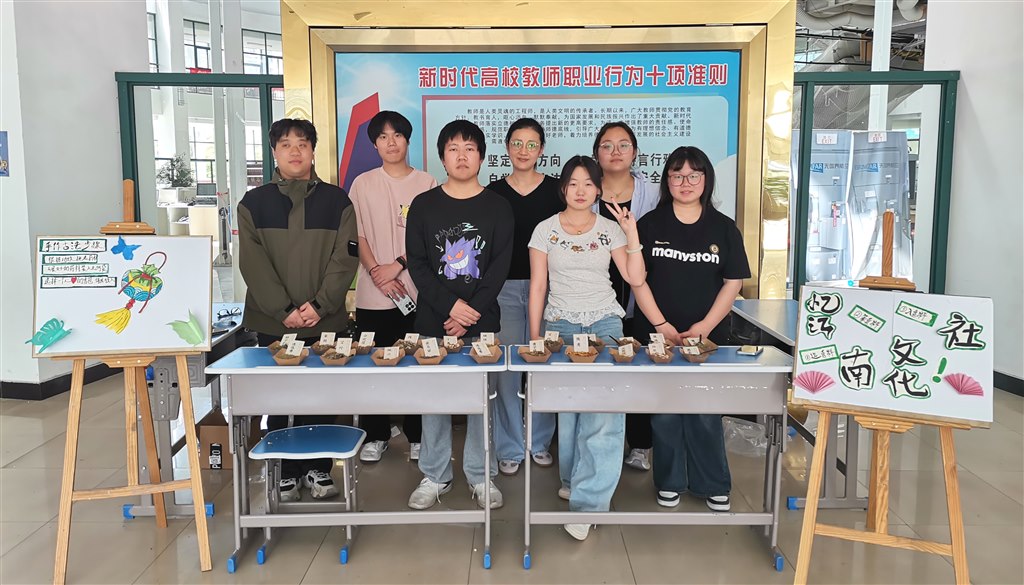 社團指導(dǎo)教師和工作人員合影.jpg