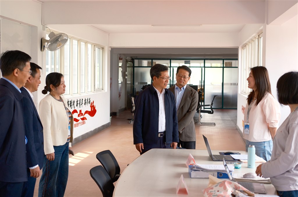 5參觀“一站式”學(xué)生社區(qū).jpg