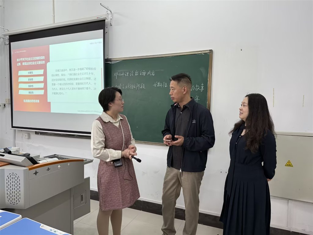 劉勇教授對(duì)蔣瀟瀟老師現(xiàn)場(chǎng)指導(dǎo).jpg