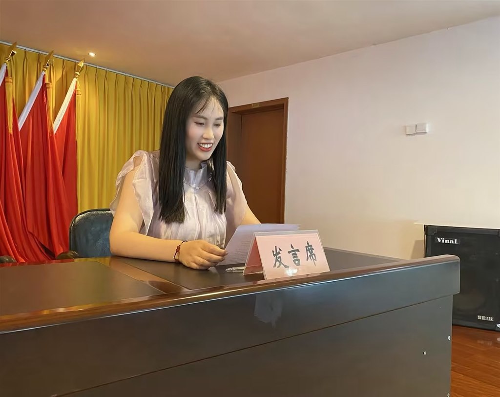 5-輔導(dǎo)員代表-陳小路.jpg 5-輔導(dǎo)員代表-陳小路.jpg